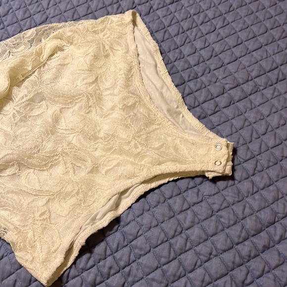 Almost Famous Brand lace bodysuit with bust lining,short sleeve,cream color, L - Picture 5 of 5